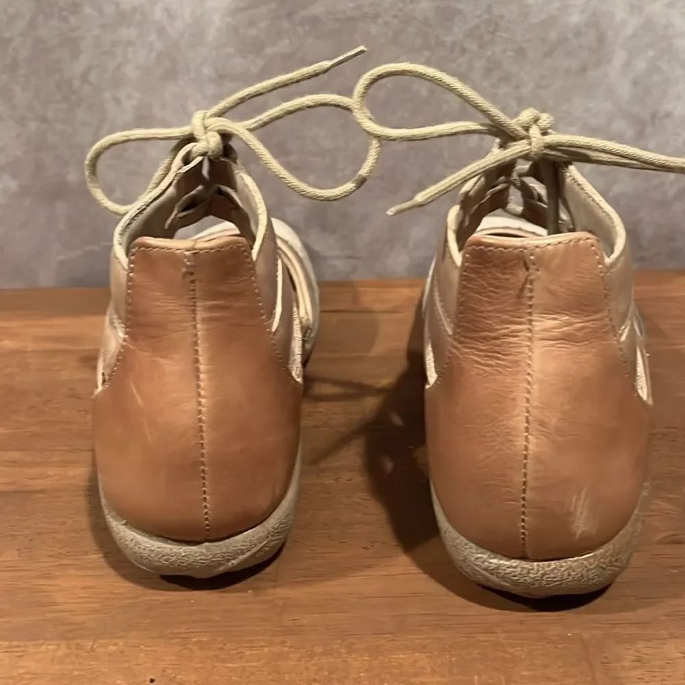 Naot Kata Beige Cream Lizard Leather/Khaki closed toe dandal size 7-7.5 - Picture 8 of 11